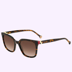 Carolina Herrera Sunglasses HER 0236/S O63 HAVANRED Women feature brown tortoiseshell square frames, gradient brown lenses, and gold accents at the temples, showcased on a light purple background. This stylish model adds a sophisticated flair to any women’s sunglasses collection.