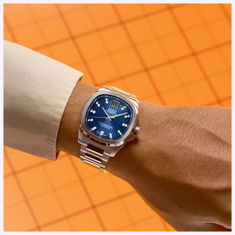 Mido Multifort TV Big Date Chronometer M049.567.11.041.00 with blue sunray checkerboard dial and steel bracelet, detail view